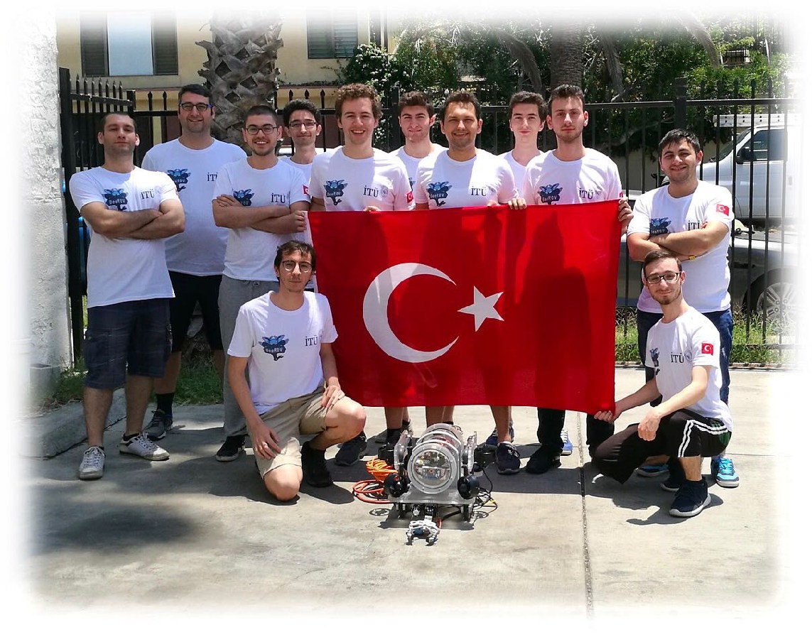 Türk bayrağı ve sualtı robotuyla birlikte İTÜ ROV proje takımı