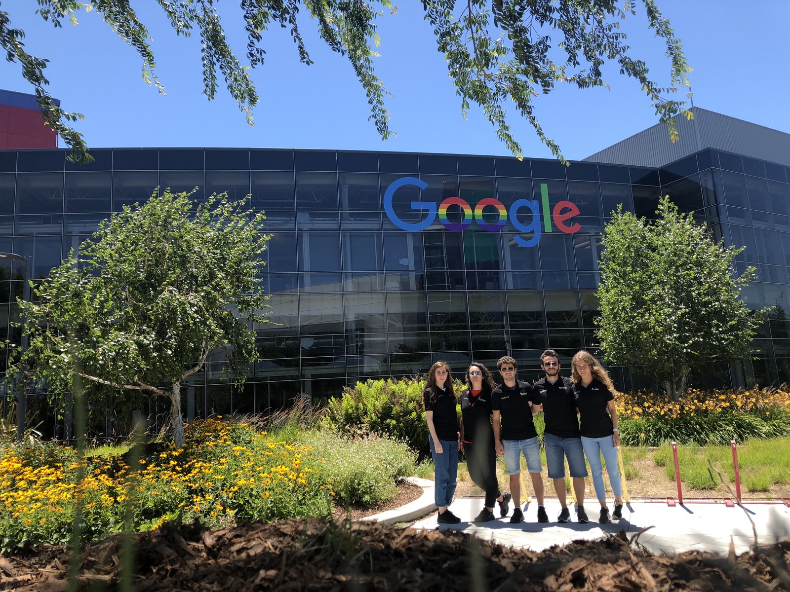 Google kampüsünde İnovaTİM tişörtleriyle beş kişilik ziyaretçi grubu